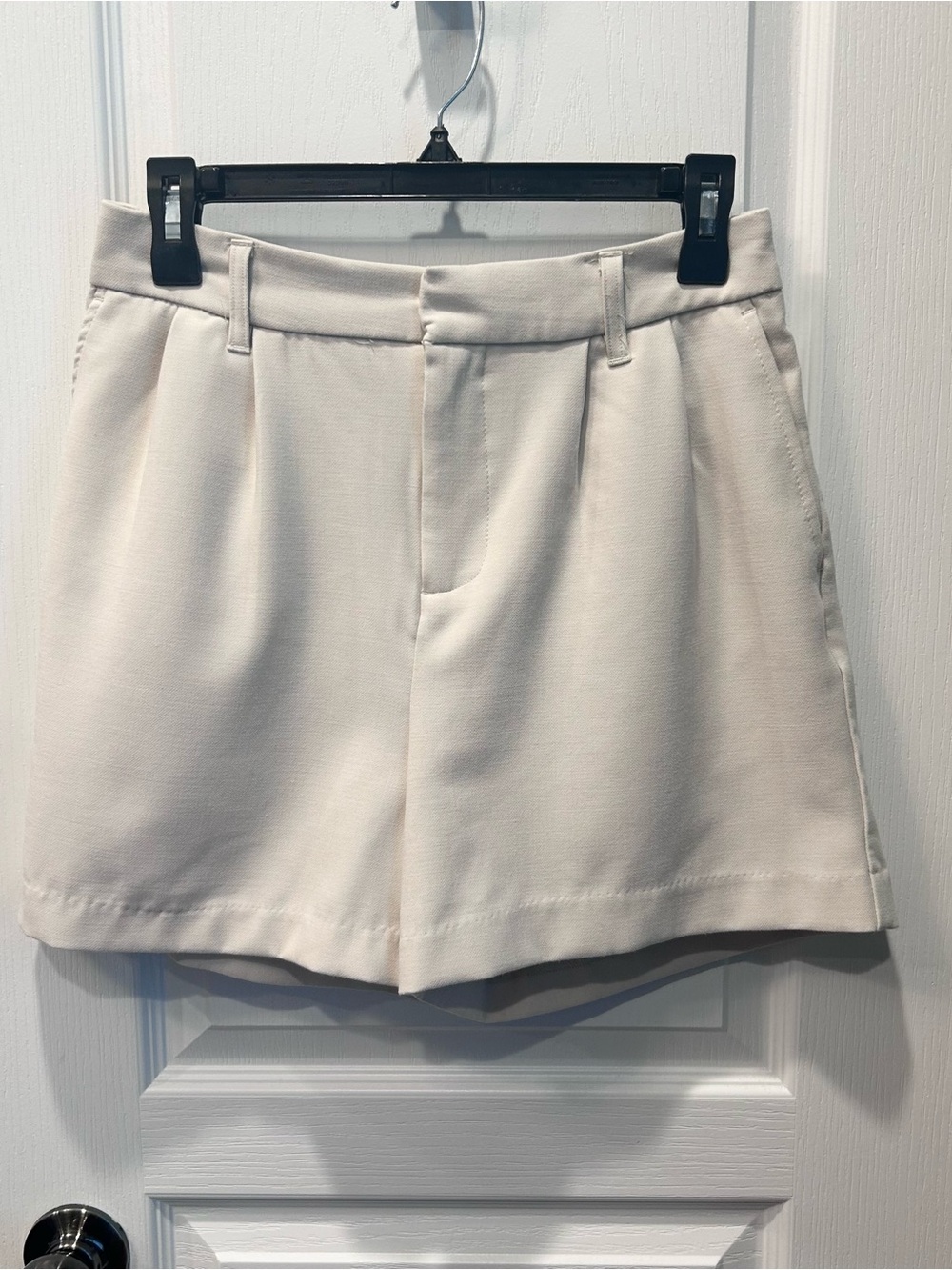 SO Women’s High Rise Pleated Trouser Shorts Cream Beige Size M Elastic Back